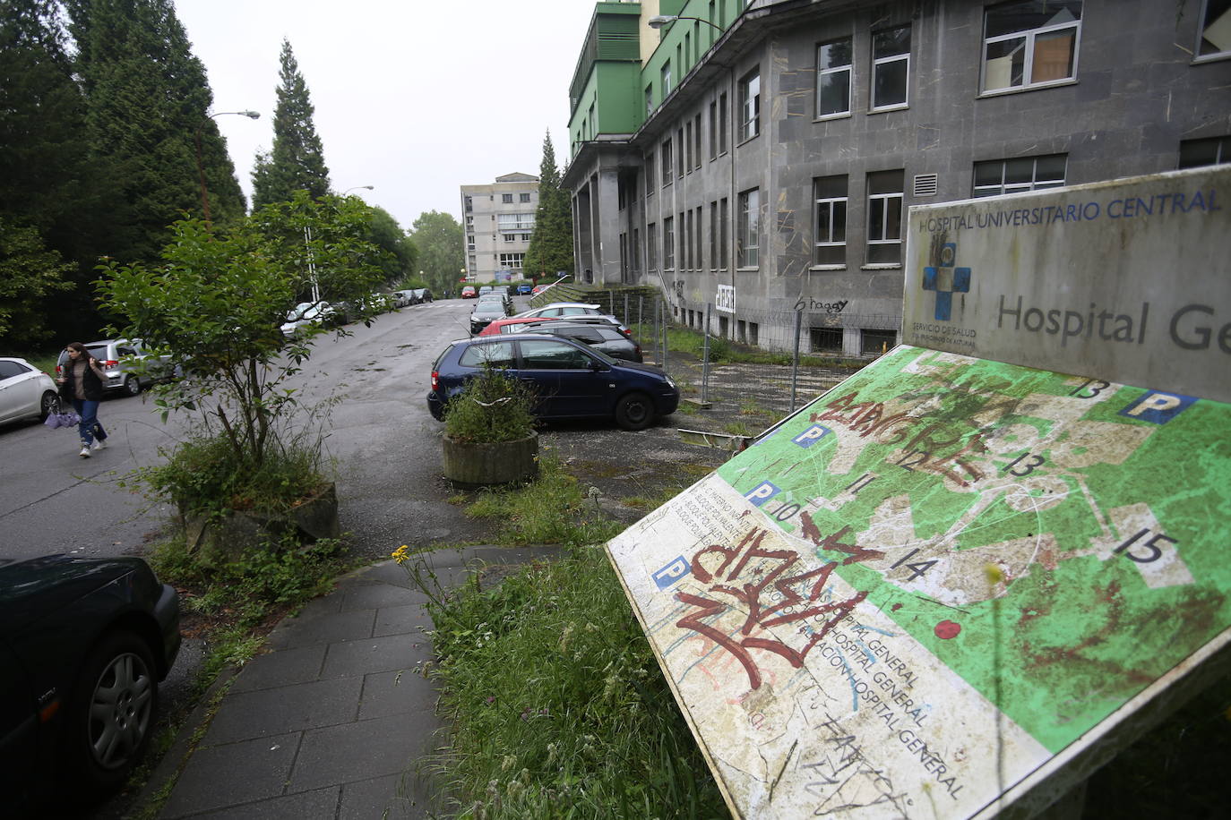 Así sigue el viejo Huca en Oviedo, deteriorándose y lleno de basura