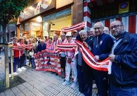 Miembros de la Peña Sportinguista X2, antes de iniciar el viaje a Elda.