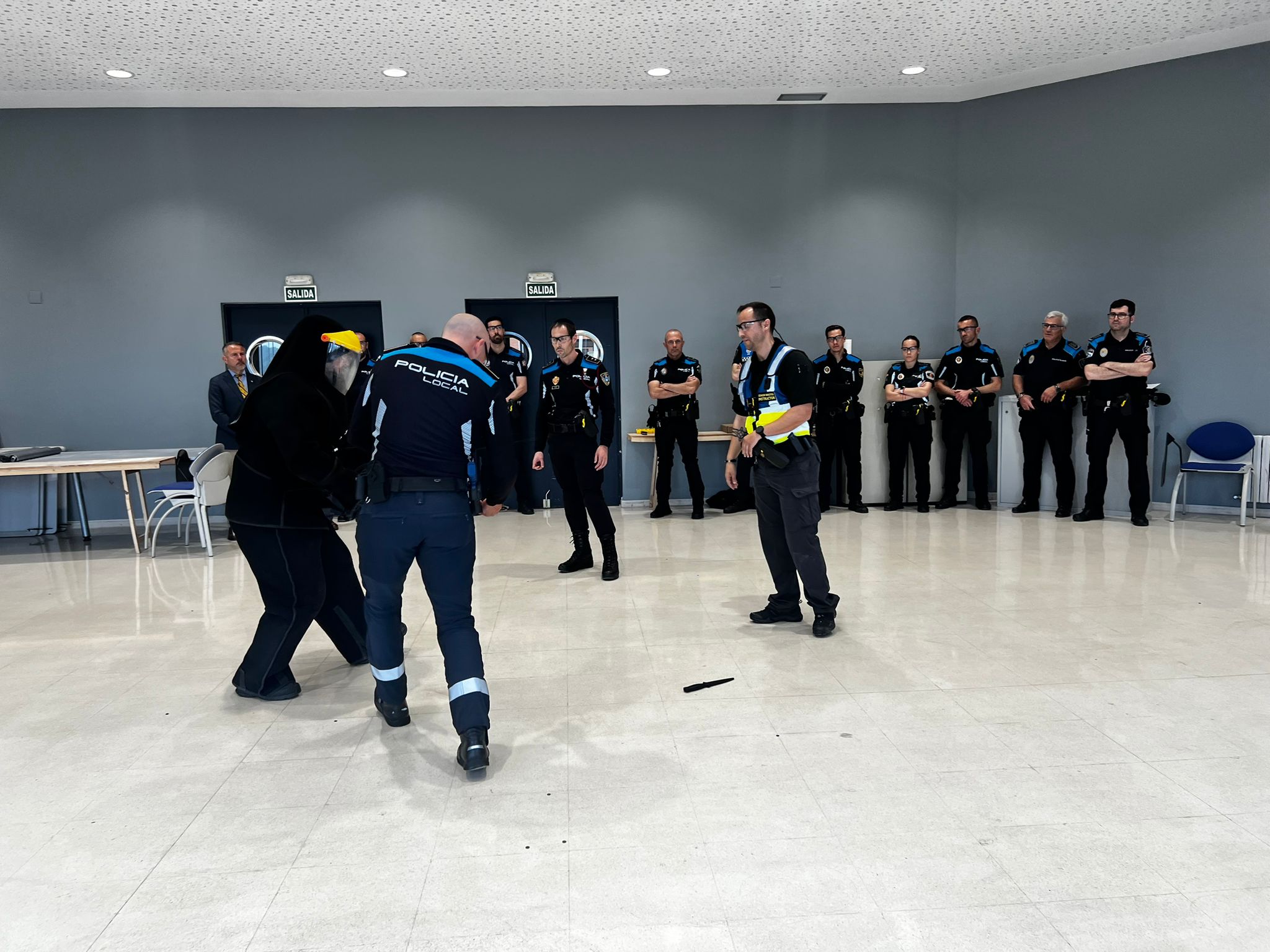 Doce policías locales completan en Oviedo el primer curso para formadores en el manejo de táser