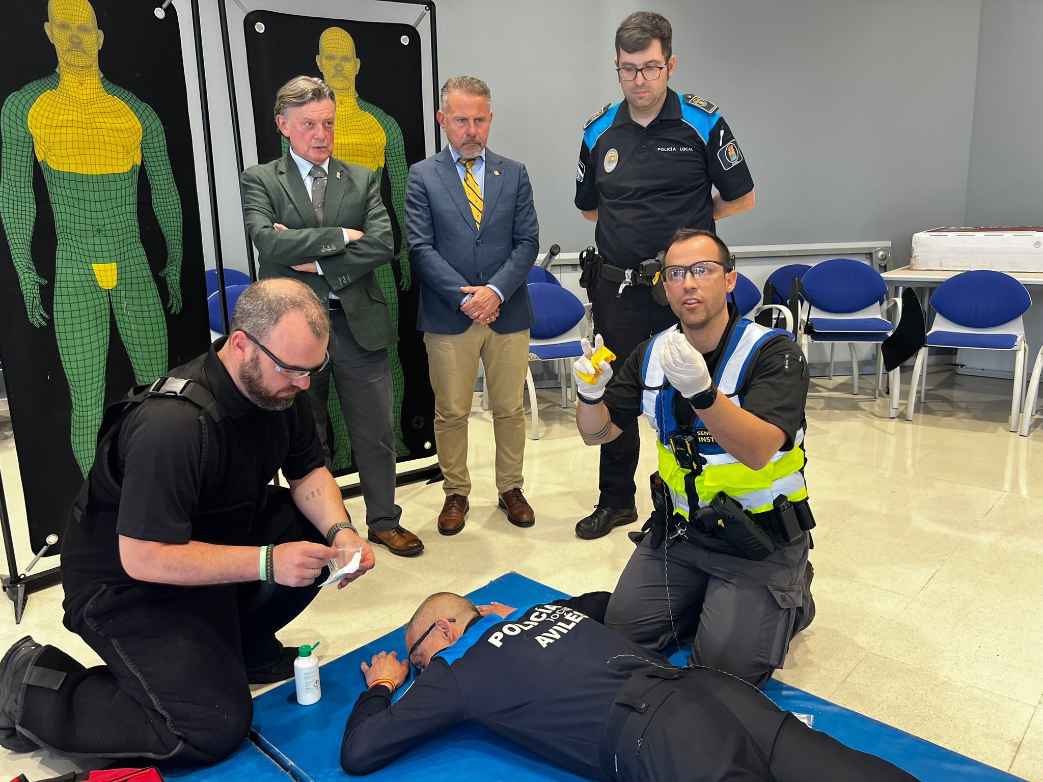 Doce policías locales completan en Oviedo el primer curso para formadores en el manejo de táser