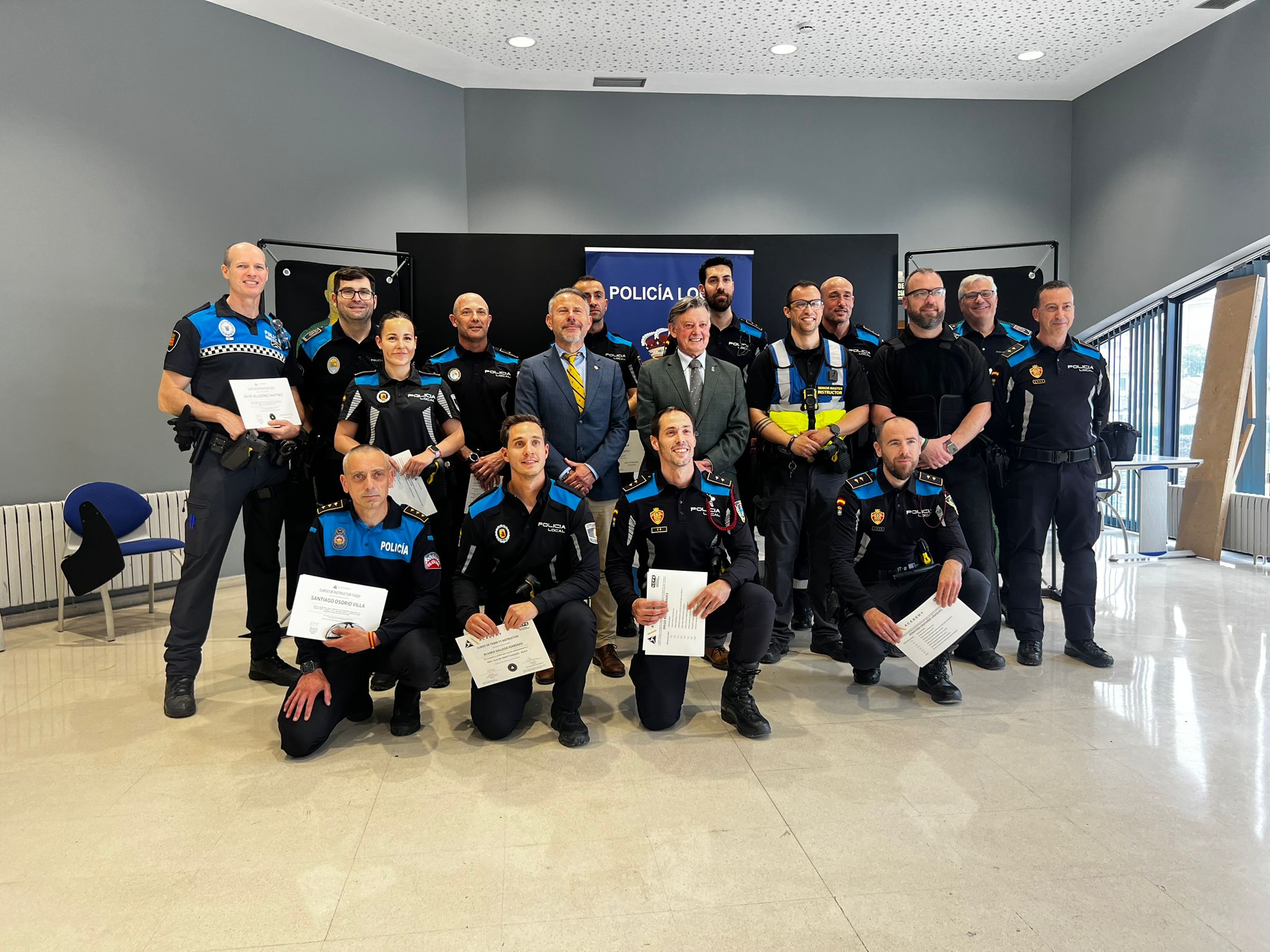 Doce policías locales completan en Oviedo el primer curso para formadores en el manejo de táser