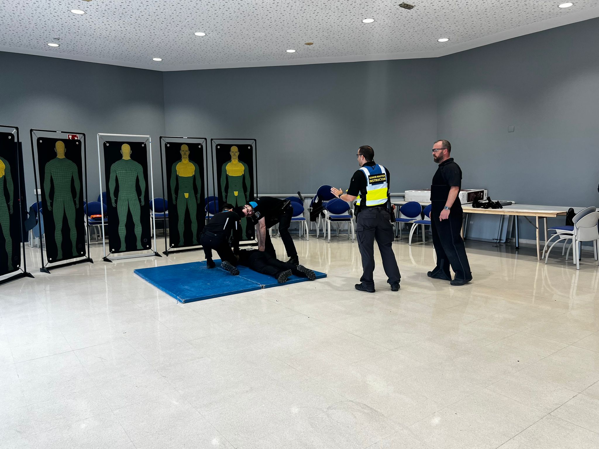 Doce policías locales completan en Oviedo el primer curso para formadores en el manejo de táser