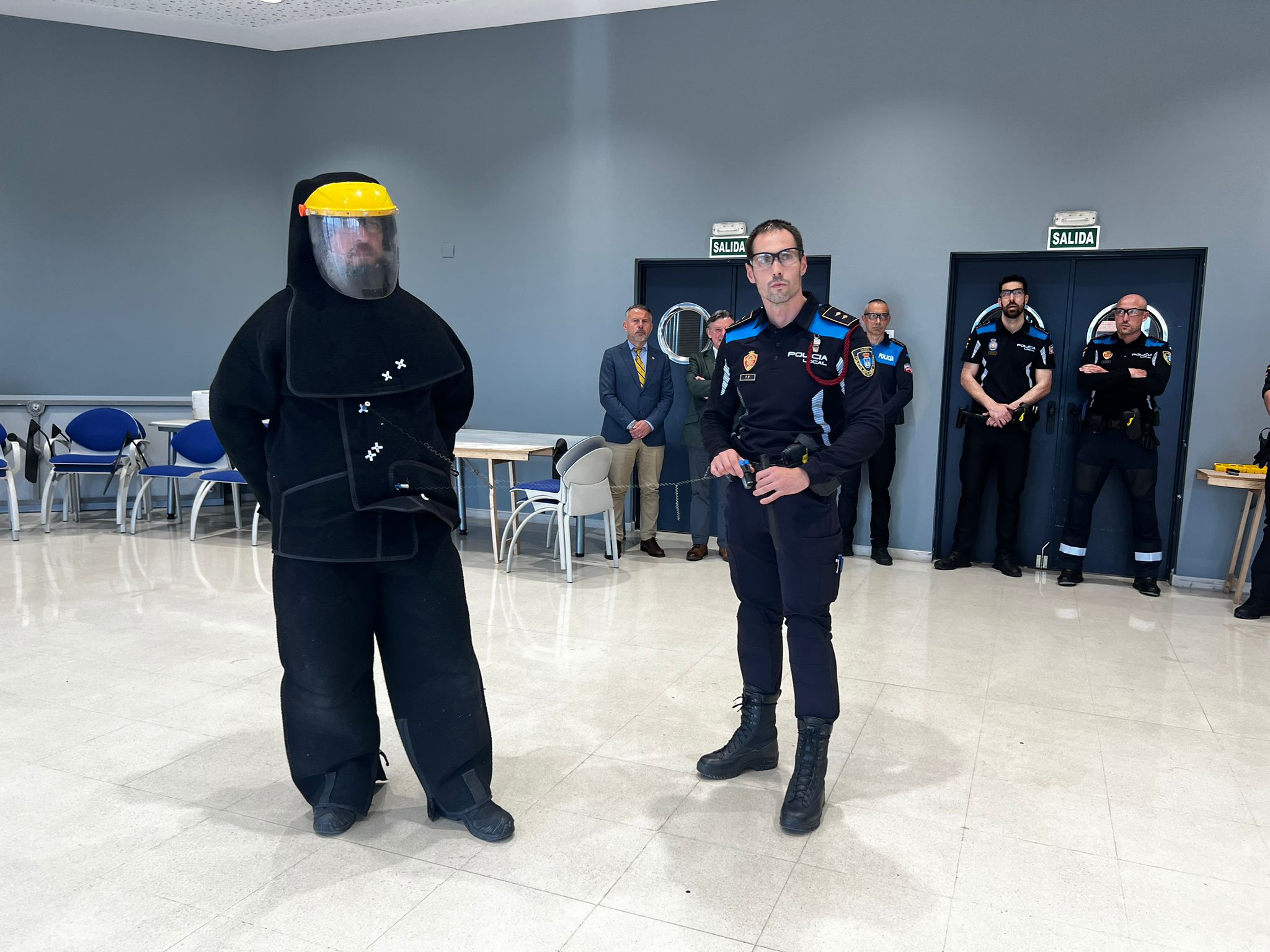 Doce policías locales completan en Oviedo el primer curso para formadores en el manejo de táser