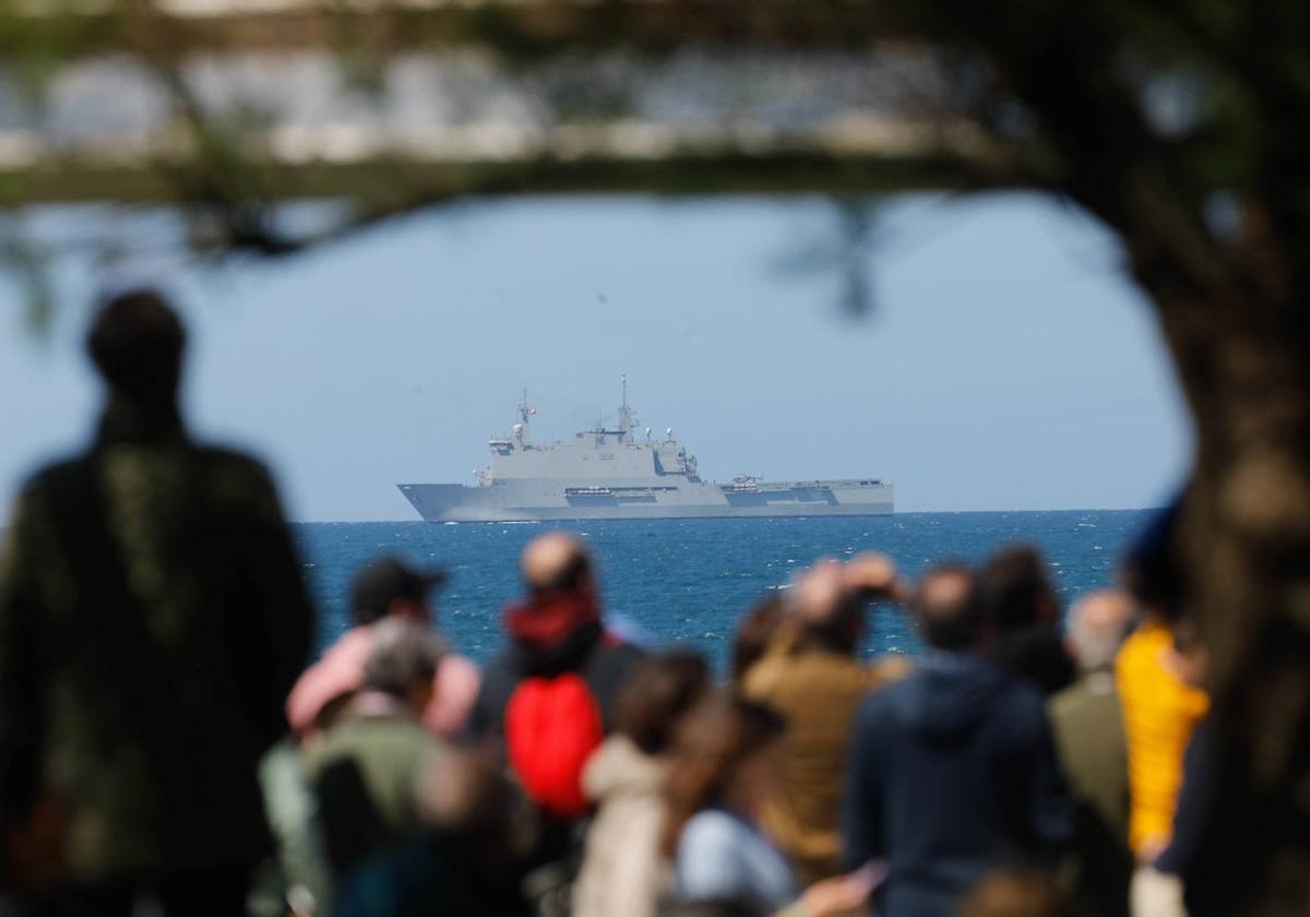 El buque anfibio 'Galicia', navegando por la bahía gijonesa el día de la exhibición aeronaval. Juan Carlos Román