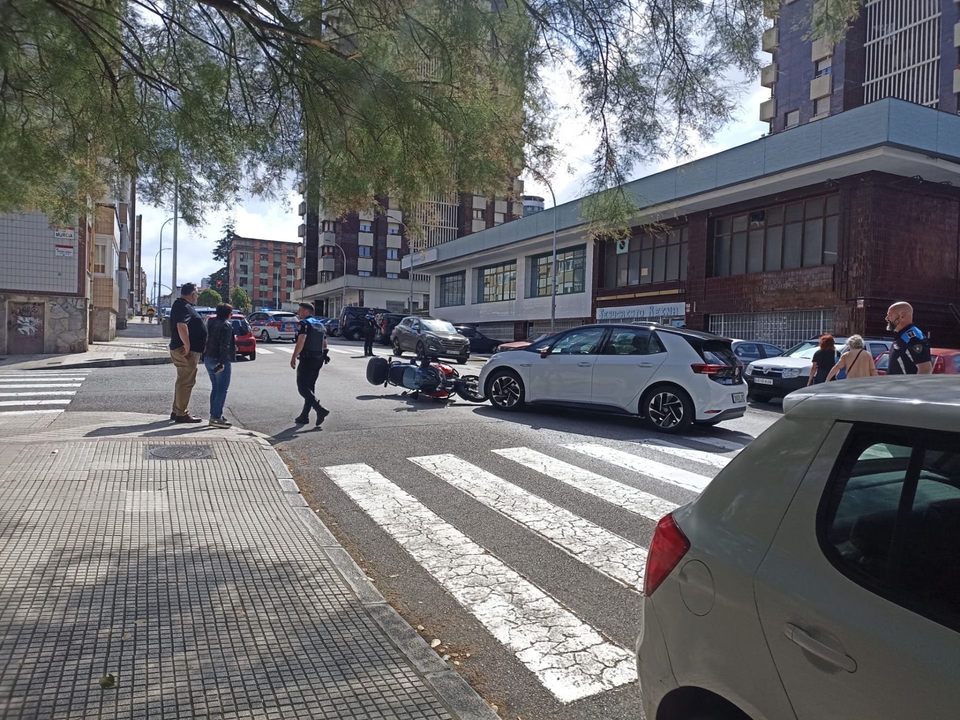 Evacúan al Hospital de Cabueñes a un motorista herido en Gijón