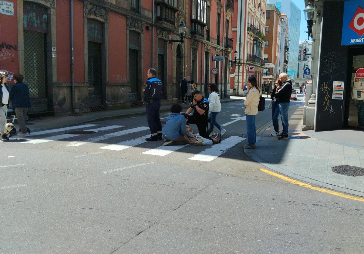 Un agente de la Policía Local atiende a la mujer herida.