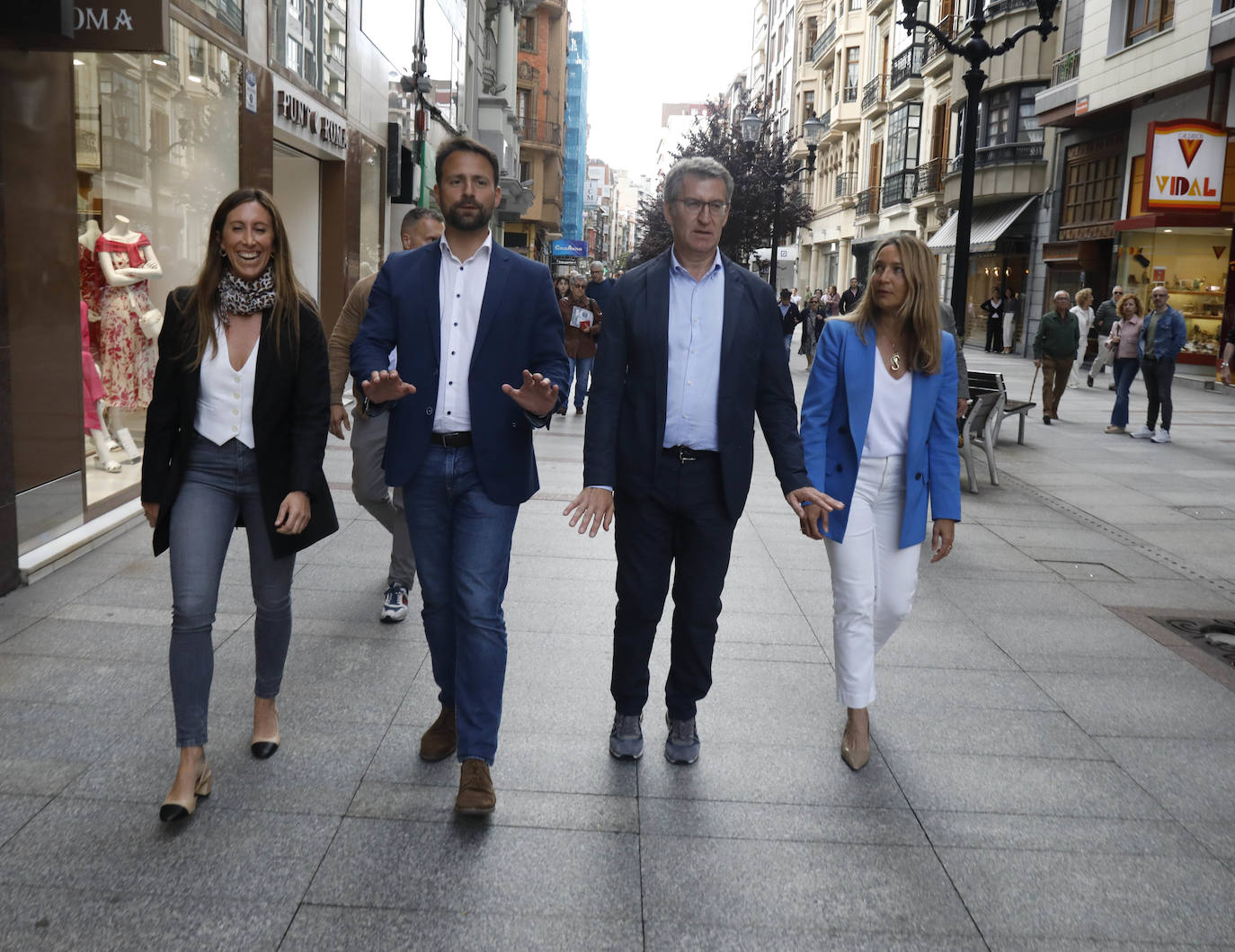 La visita de Feijóo a Gijón, en imágenes