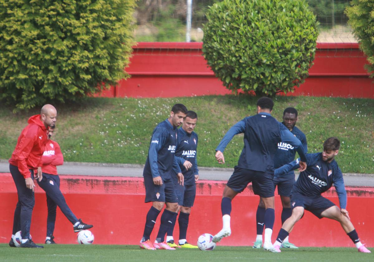 Miguel Ángel Ramírez dirige el entrenamiento de esta mañana.