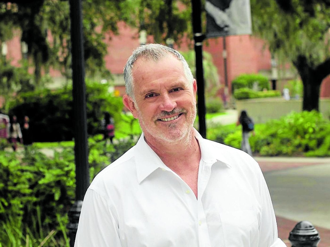 Enrique Álvarez emigró primero a Gran Bretaña, vivió en México y acabo como profesor de universidad en Florida.