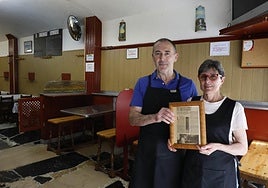 Amandino Díaz e Inés Rego, en la pulpería,con una página de 'Yantar' de hace 30 años«que nos llenó el local».