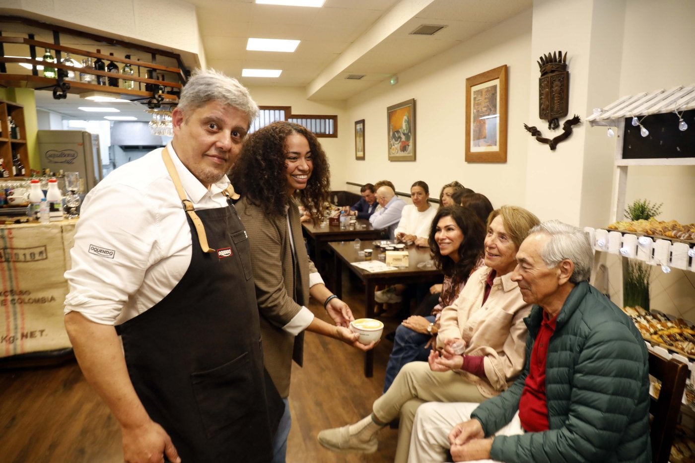 Manuel Ángel Menéndez y María Fernanda Orozco, durante la actividadcelebrada en la sociedad gastronómica La Ande cha.
