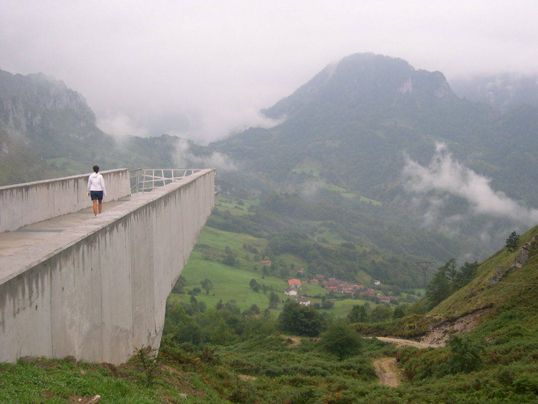 A unos 800 metros de altitud, este mirador permite observar una perspectiva única de los Picos de Europa. Se encuentra cerca de la senda del Arcediano, calzada romana que unía las comarcas de Riaño y Cangas de Onís. Desde él se puede observar el valle del pueblo de Amieva y la parte suroeste del macizo de Cornión