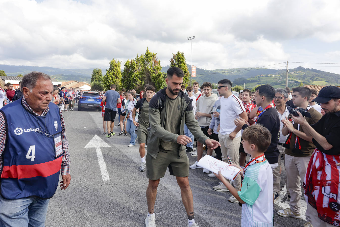 La afición del Sporting despide a los jugadores