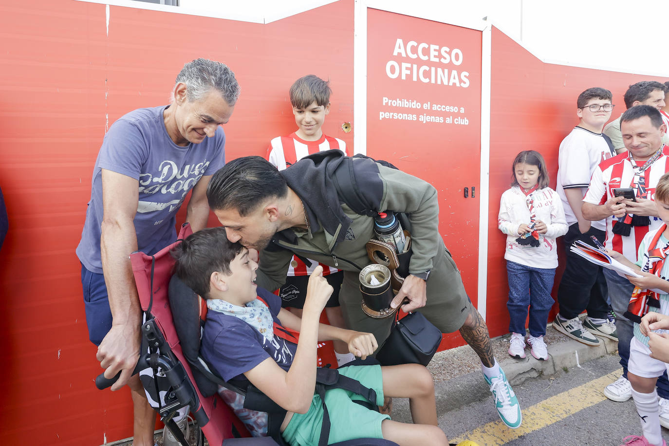 La afición del Sporting despide a los jugadores