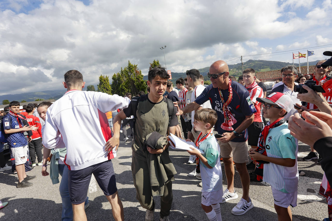 La afición del Sporting despide a los jugadores