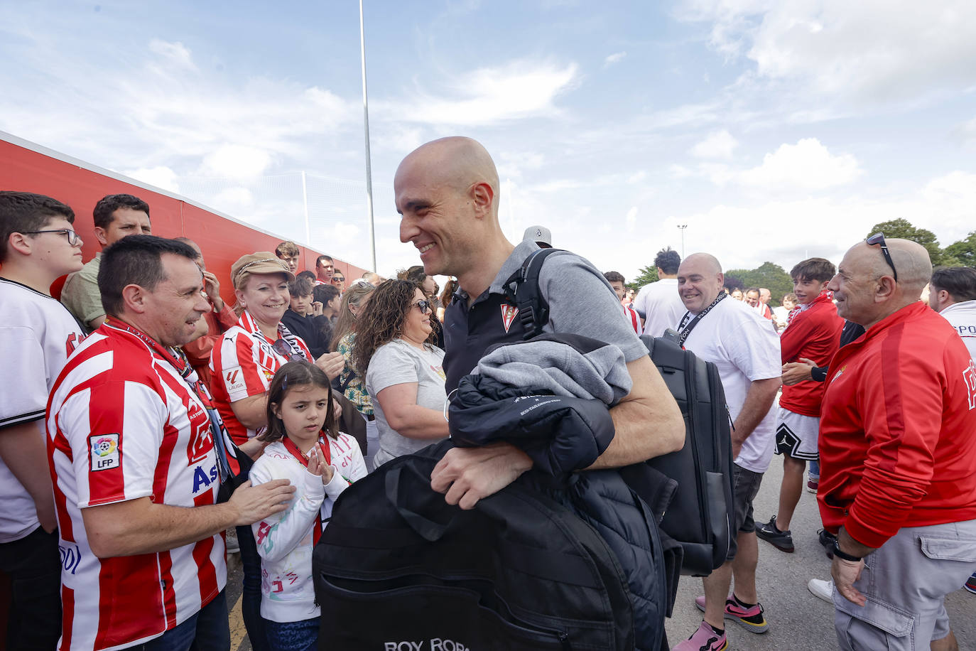 La afición del Sporting despide a los jugadores