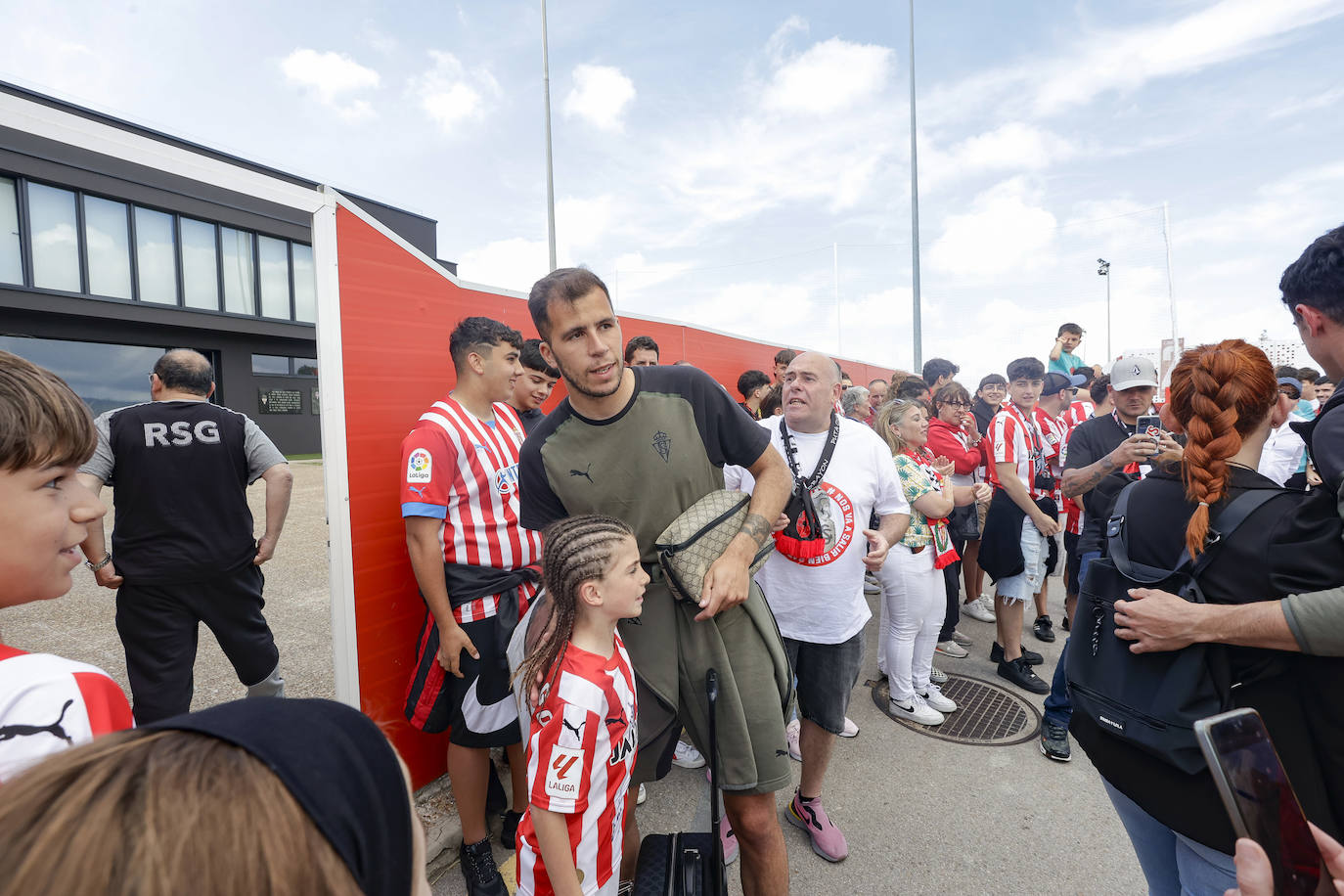 La afición del Sporting despide a los jugadores