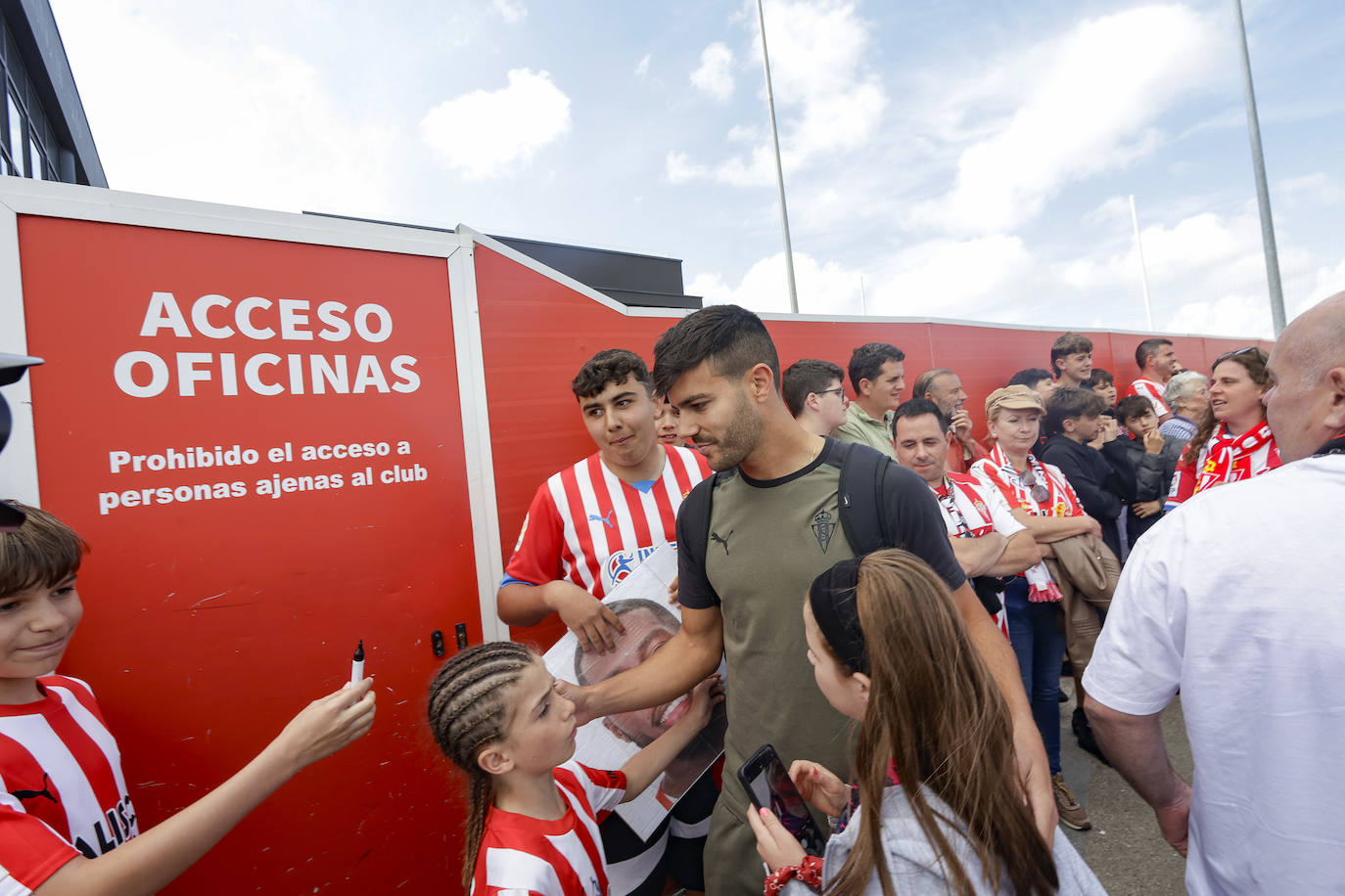 La afición del Sporting despide a los jugadores