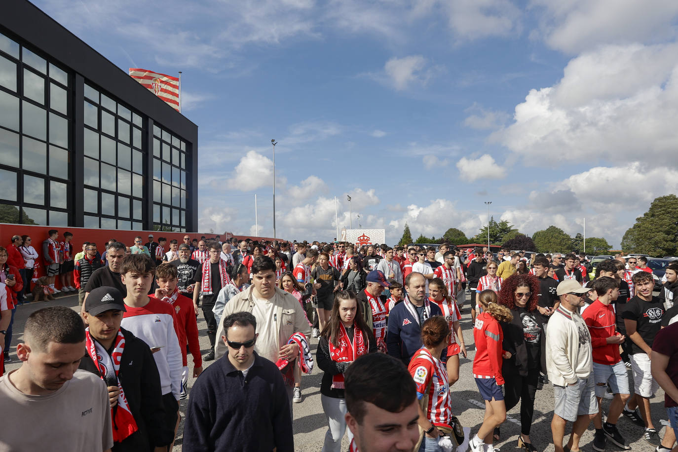 La afición del Sporting despide a los jugadores