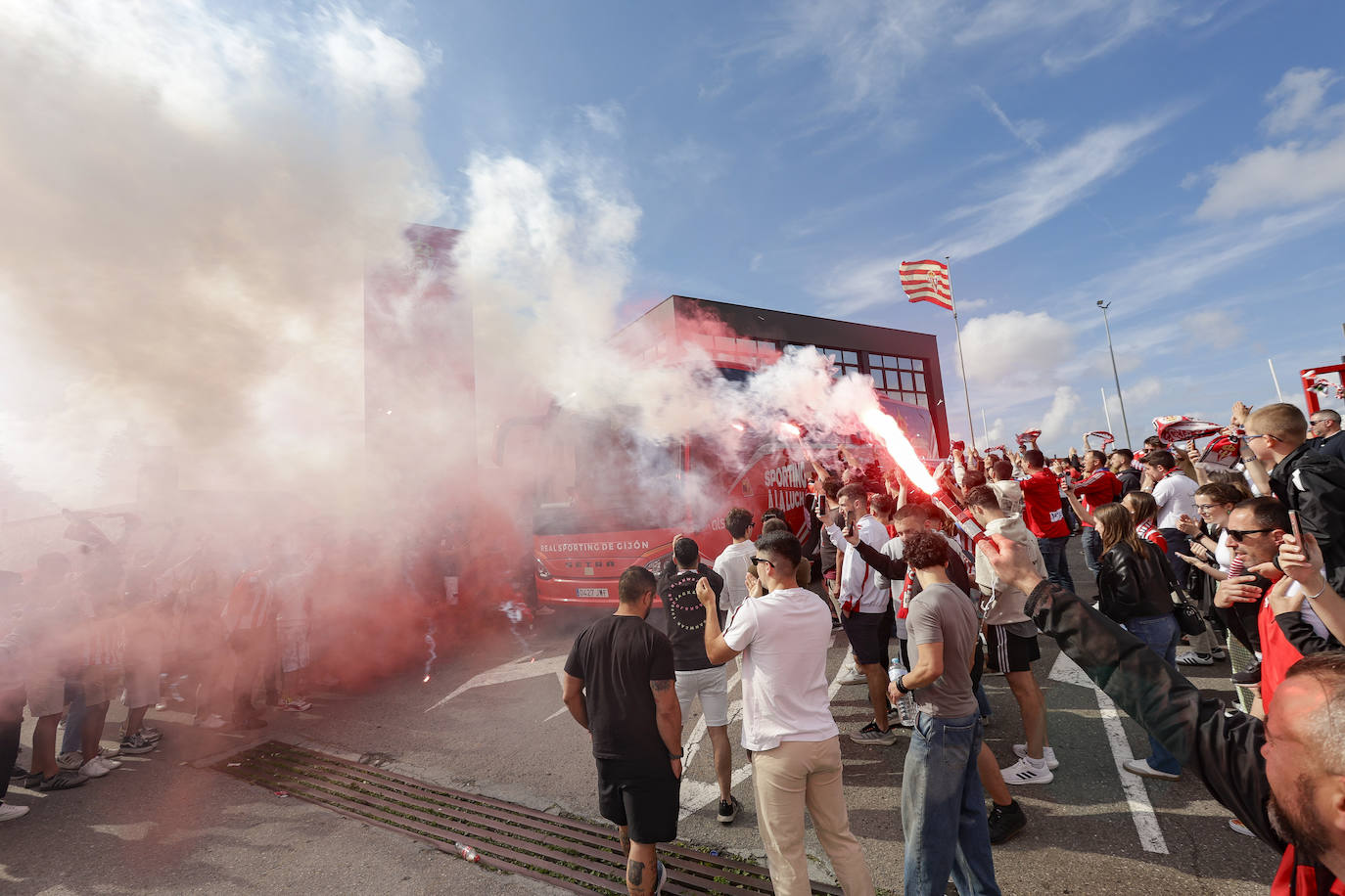 La afición del Sporting despide a los jugadores