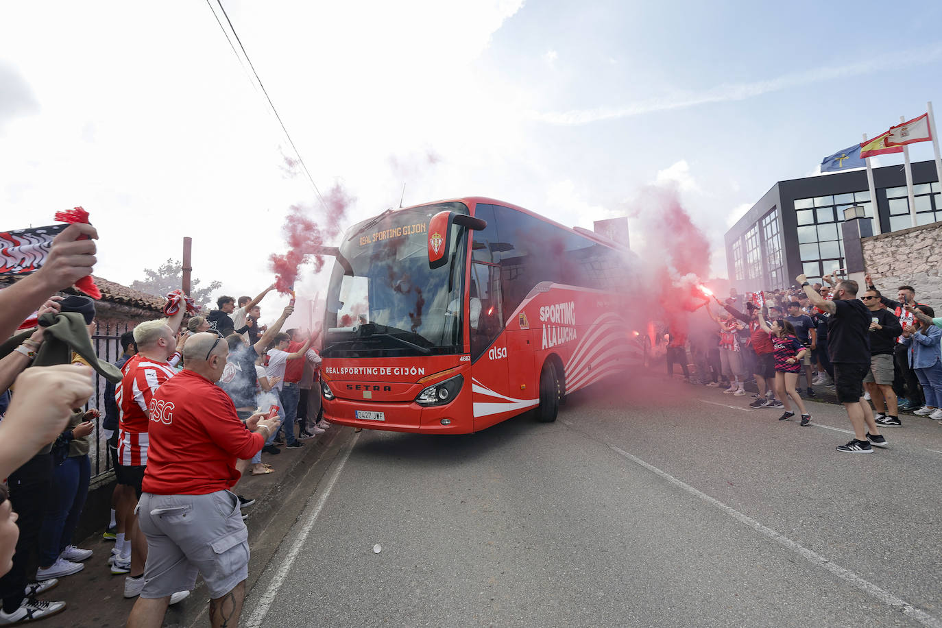 La afición del Sporting despide a los jugadores