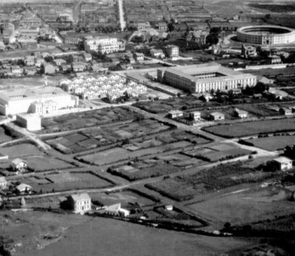 Vista aérea de los prados parcelados y sin construir de El Coto; con la cárcel, las casas baratas y el cuartel como equipamientos centrales. 1941