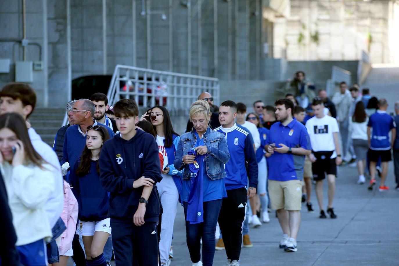 Calor azul en el último entrenamiento del Oviedo antes de la final