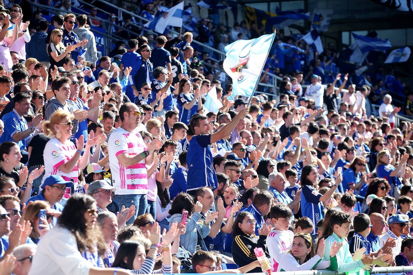 Calor azul en el último entrenamiento del Oviedo antes de la final