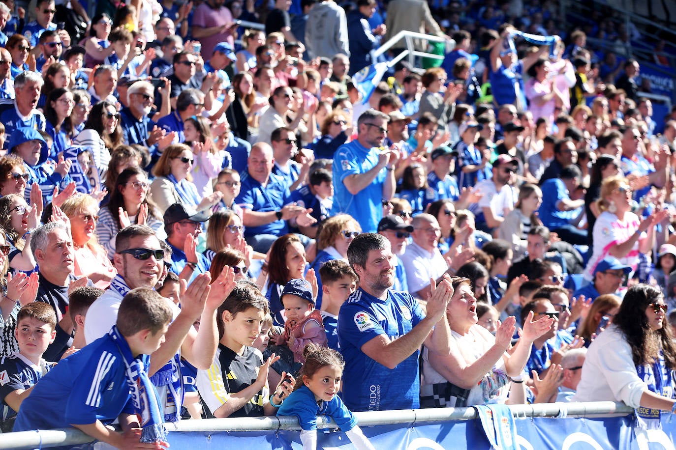 Calor azul en el último entrenamiento del Oviedo antes de la final