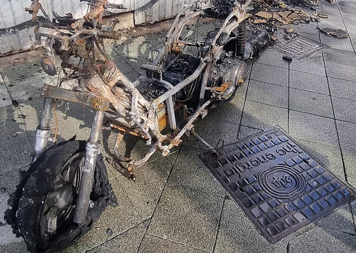 Imagen secundaria 1 - Investigan el pavoroso incendio de una moto en Gijón que dejó a un matrimonio mayor intoxicado