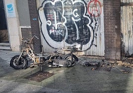 La moto, completamente calcinada a causa de las llamas.