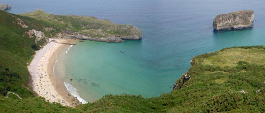 Ofrece una vista espectacular de la playa de Ballota y la costa oriental de Asturias