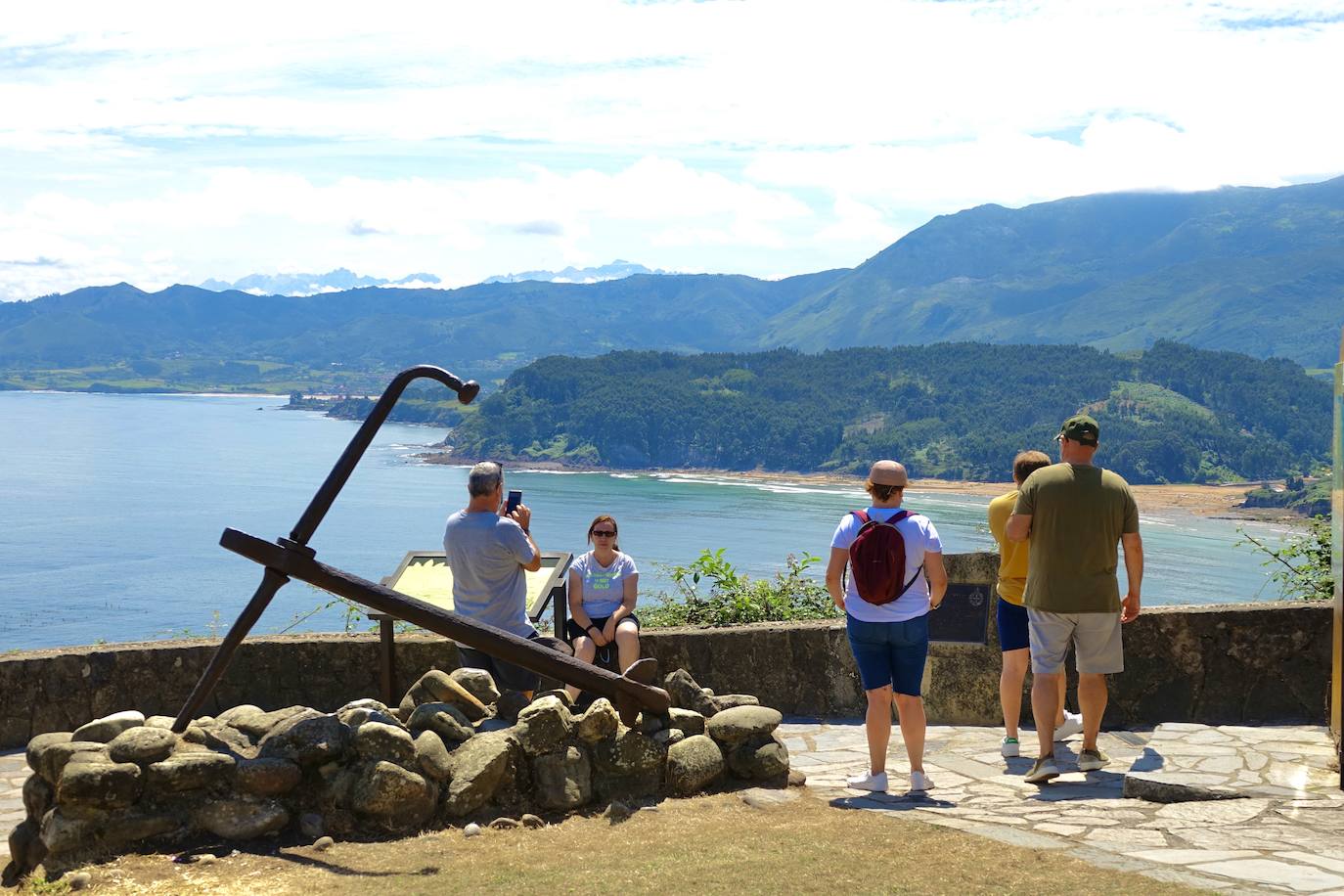 Es un balcón desde el que se puede disfrutar, no solo del bello pueblo marinero de Lastres, sino de gran parte de la costa oriental de Asturias y de la Sierra del Sueve