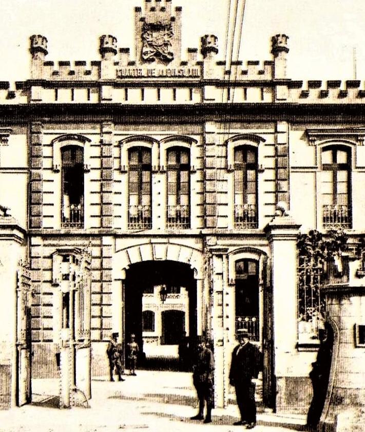 Imagen secundaria 2 - Piscina del cuartel de El Coto entre este y las casas baratas, donde hoy está la iglesia. Década de 1950. / Avenida Avelino González Mallada rodeada de parcelas rústicas sin urbanizar. Se ven la cárcel, las casas baratas y el cuartel en el centro de la imagen. / Portada del cuartel flanqueda por torretas de vigía. 