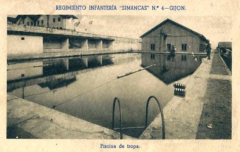 Imagen principal - Piscina del cuartel de El Coto entre este y las casas baratas, donde hoy está la iglesia. Década de 1950. / Avenida Avelino González Mallada rodeada de parcelas rústicas sin urbanizar. Se ven la cárcel, las casas baratas y el cuartel en el centro de la imagen. / Portada del cuartel flanqueda por torretas de vigía. 