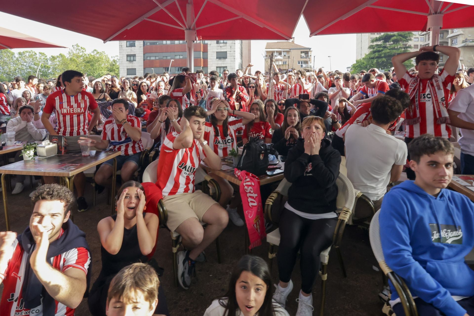 Éxtasis en Gijón tras la victoria del Sporting