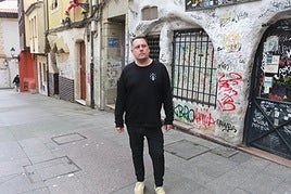 Sergio Álvarez, presidente de la asociación de vecinos, en la calle de la Vicaría, llena de pintadas.