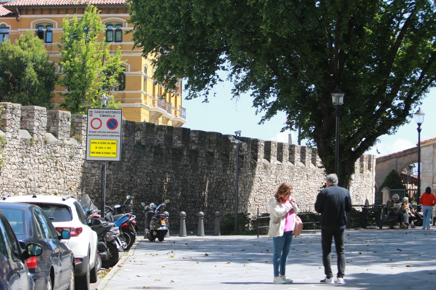 Entrada a Cimavilla por Campo Valdés, donde una señal advierte de la prohibición de paso en horario nocturno.