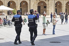Dos agentes de la Policía Local ayer en la Plaza de España.