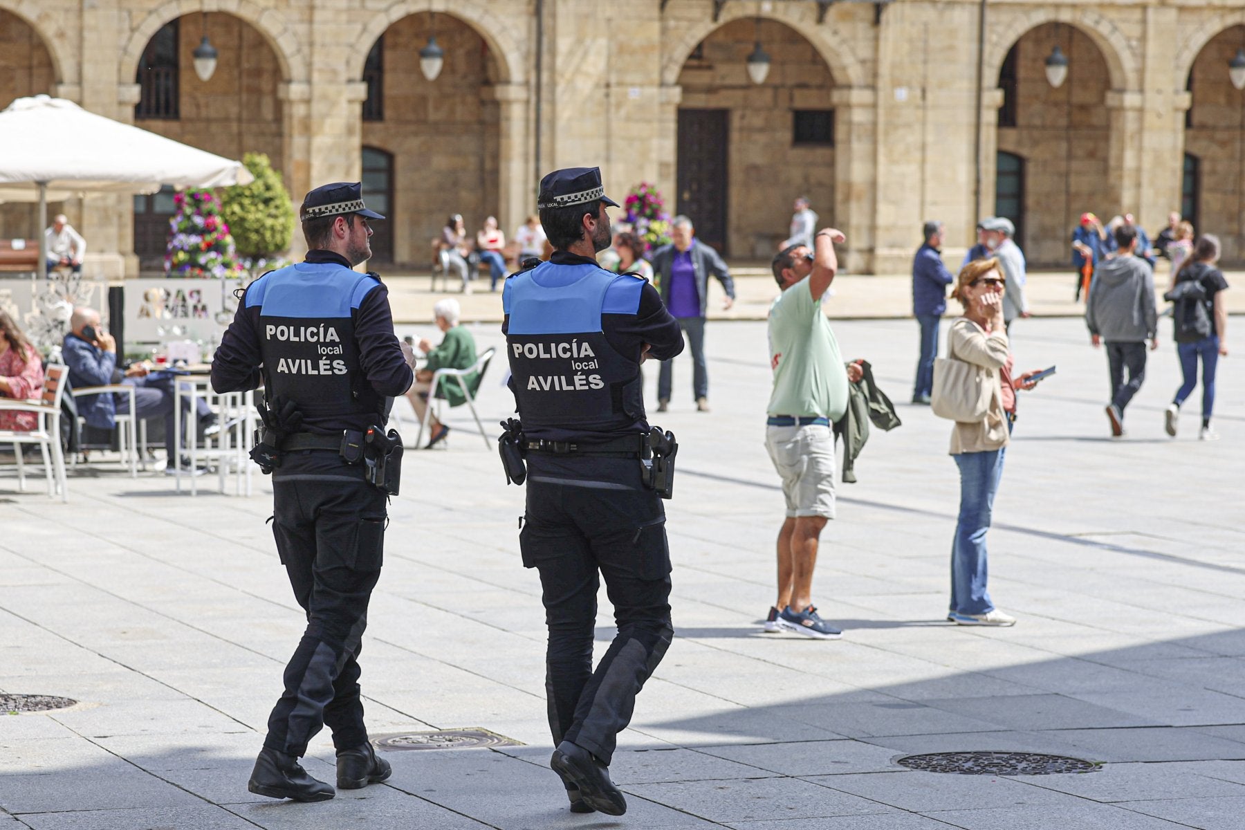 Dos agentes de la Policía Local ayer en la Plaza de España.