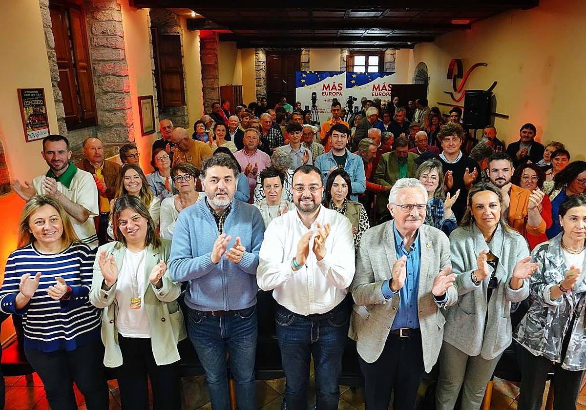 Dirigentes socialistas encabezados por Adrián Barbón, en Llanes.
