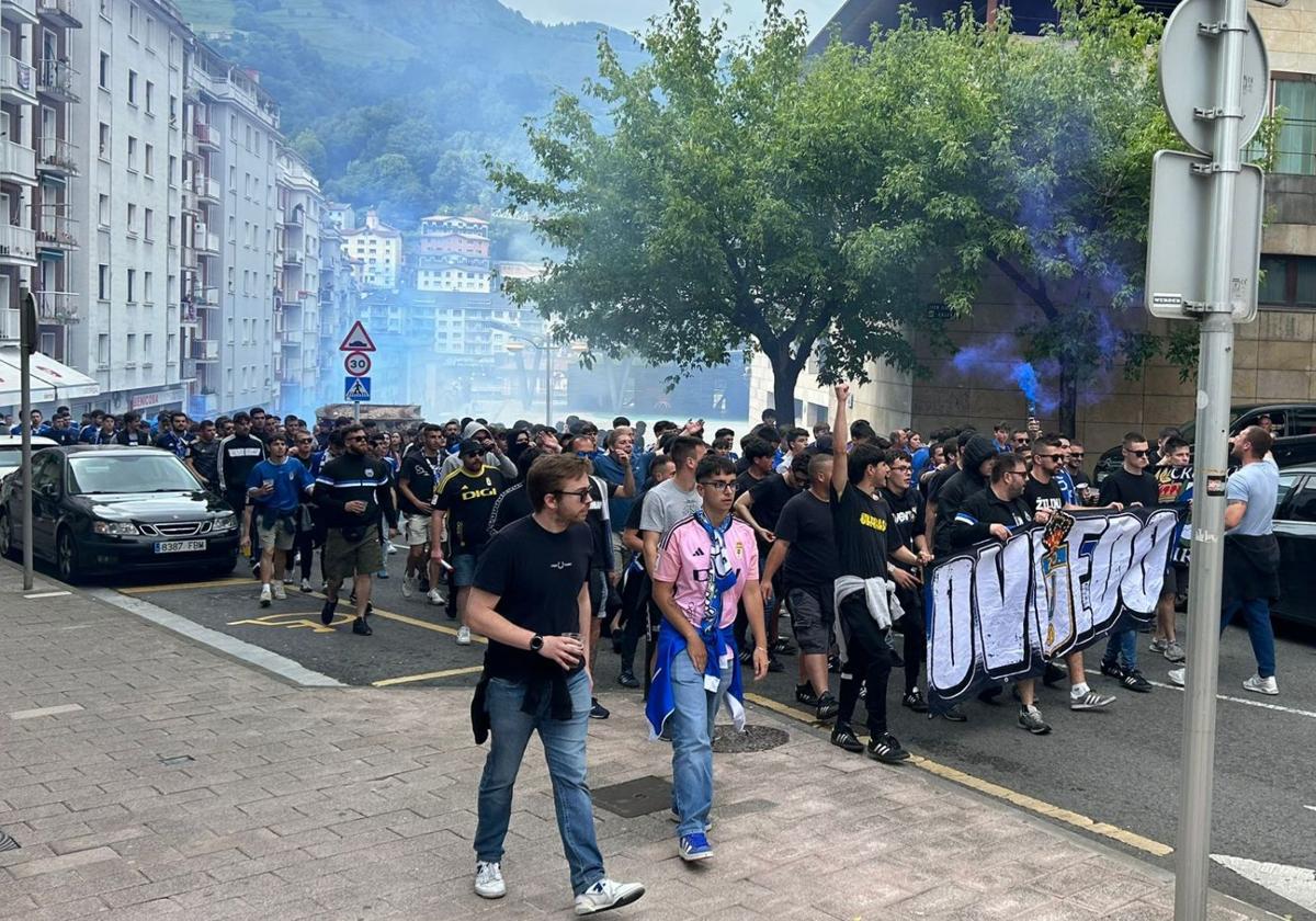 La afición del Real Oviedo tiñe de azul Eibar