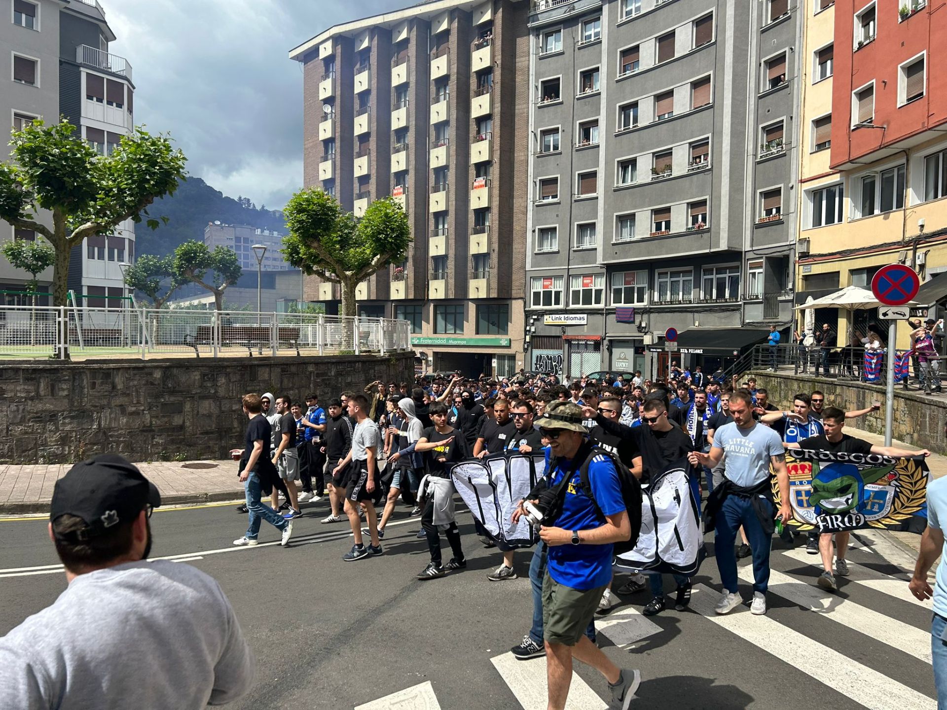 La afición del Real Oviedo tiñe de azul Eibar