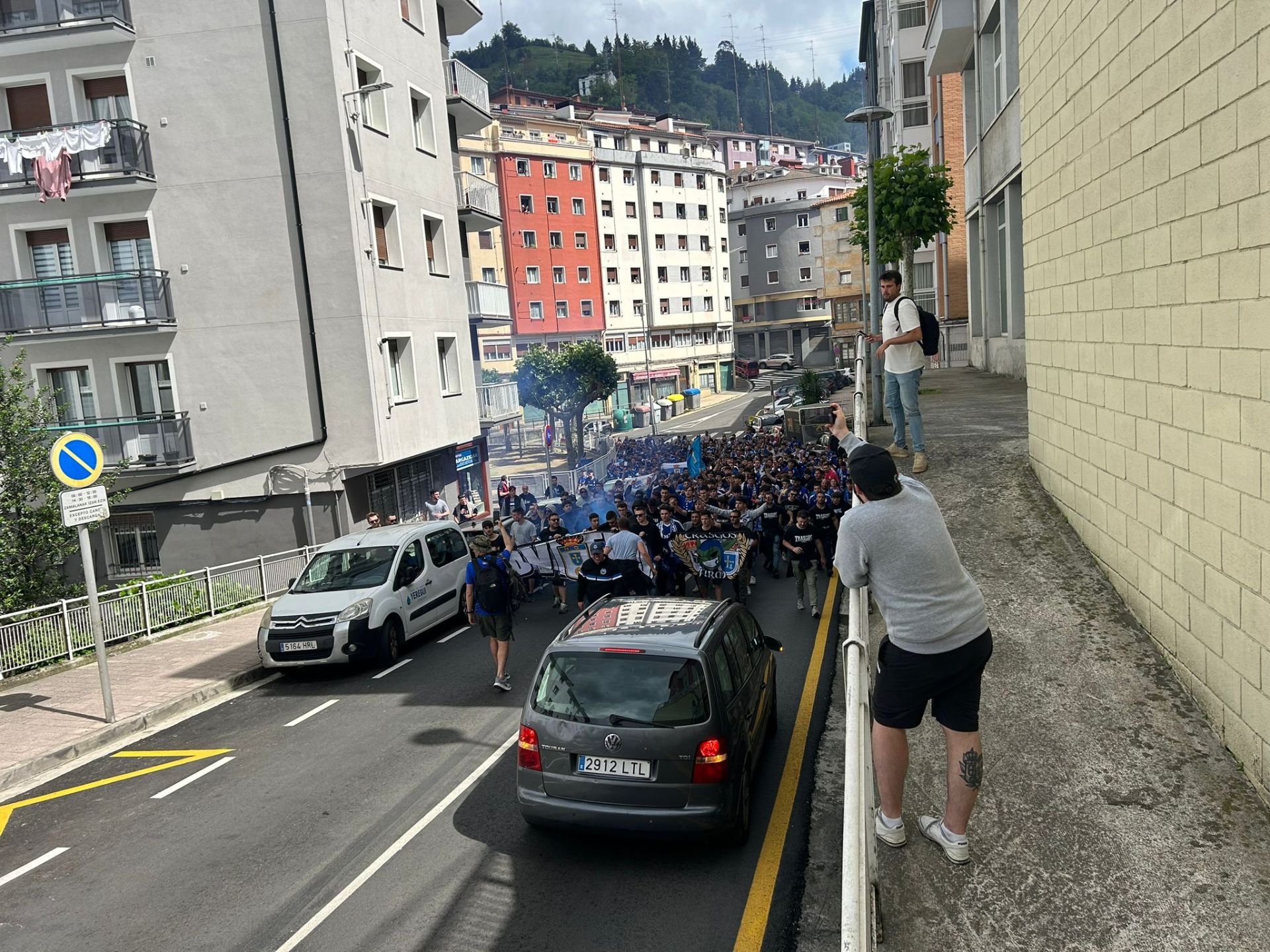 La afición del Real Oviedo tiñe de azul Eibar