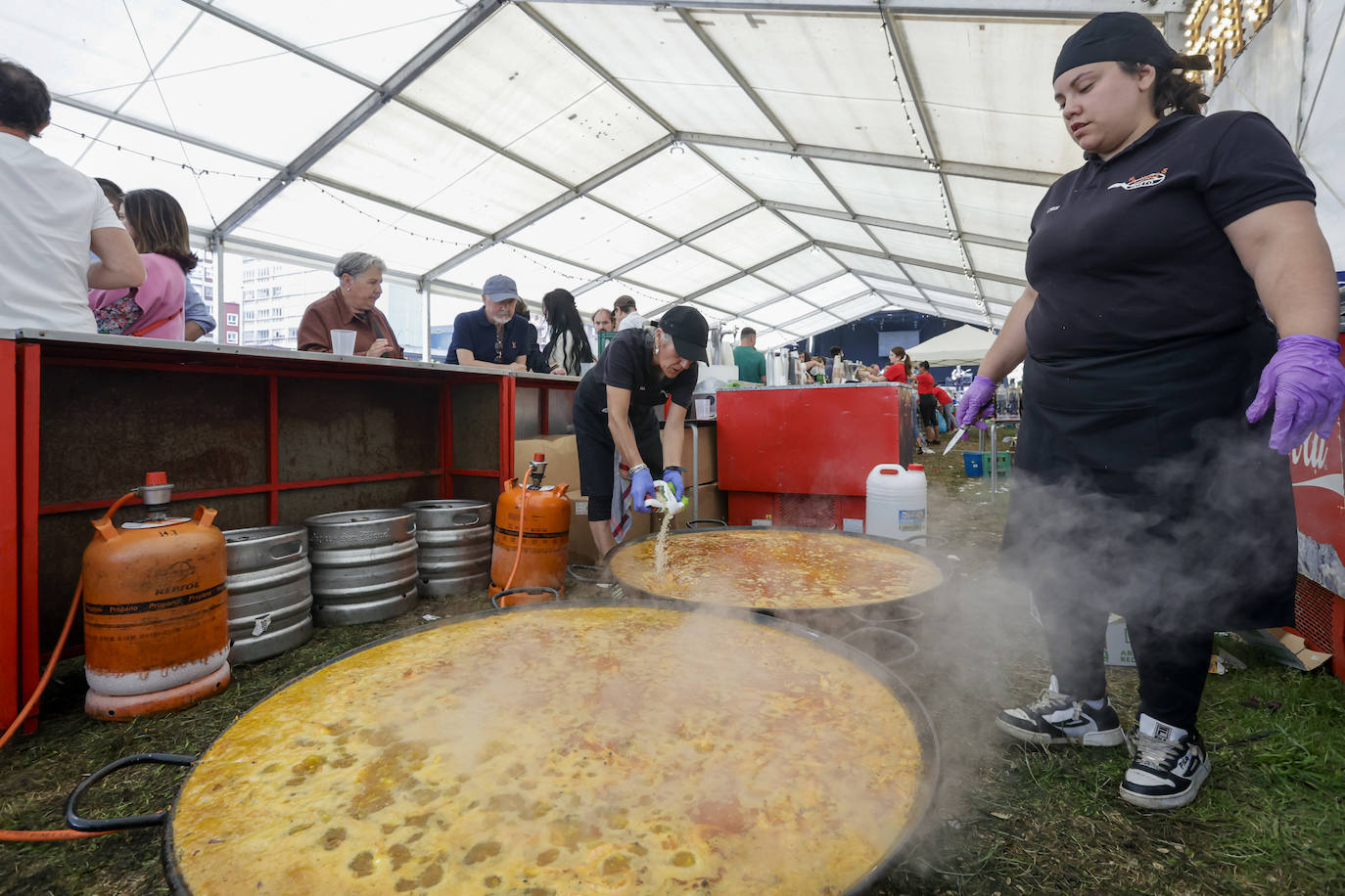 Paellada vecinal en el &#039;solarón&#039;