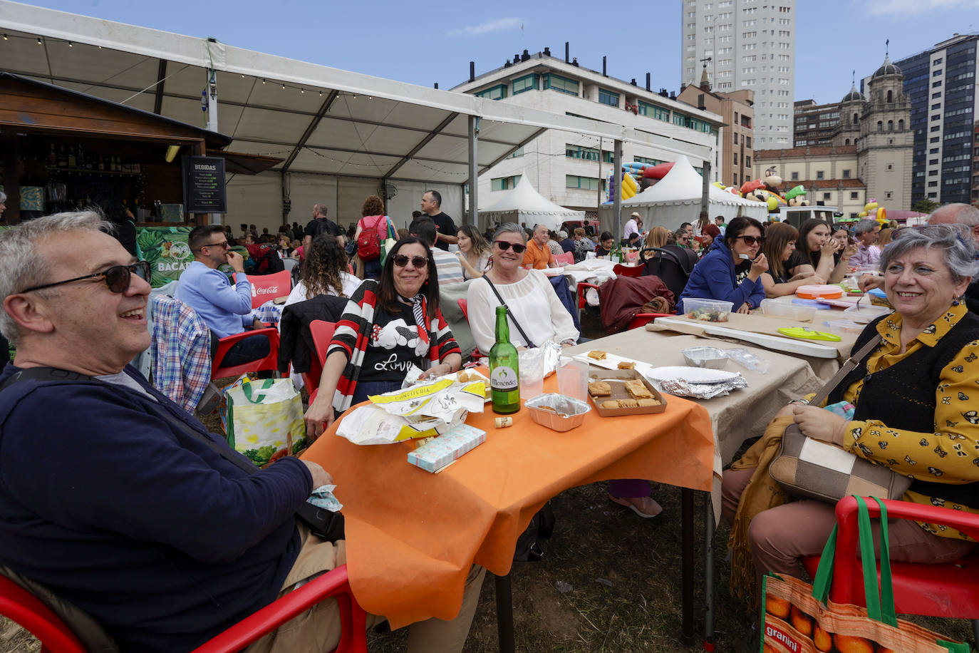 Paellada vecinal en el &#039;solarón&#039;