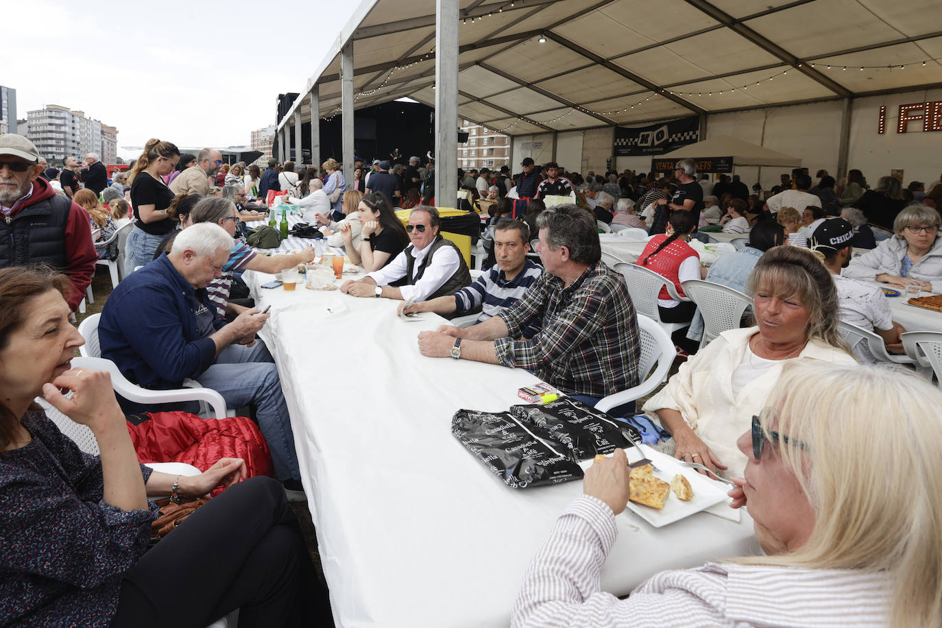 Paellada vecinal en el &#039;solarón&#039;