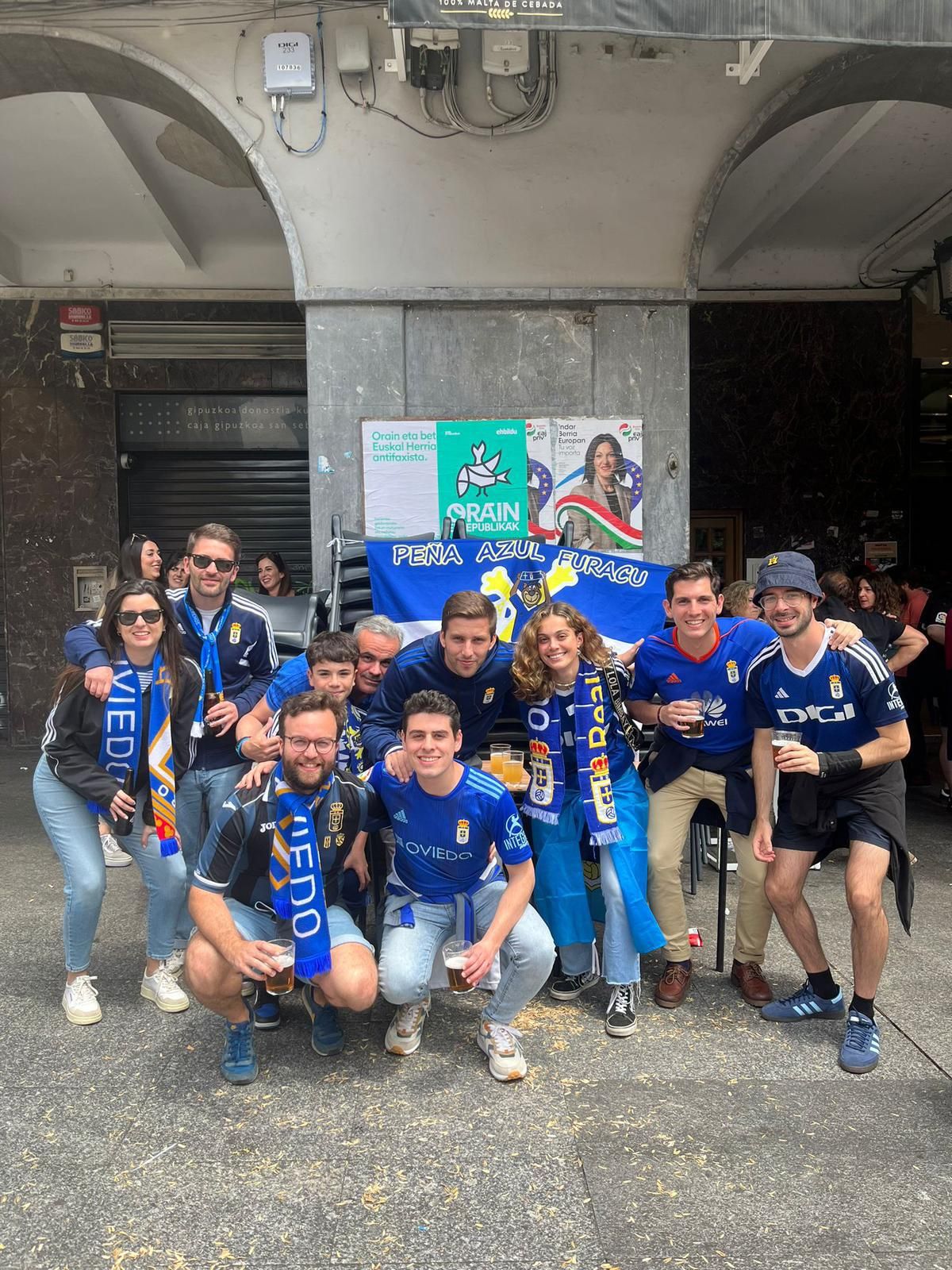 La afición del Real Oviedo tiñe de azul Eibar