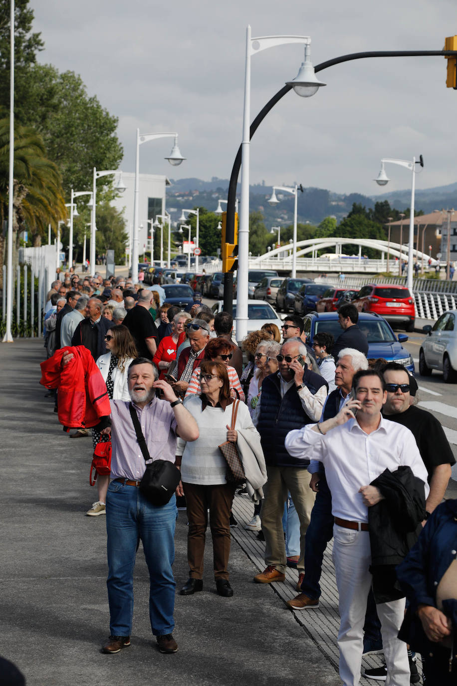 Largas colas en Gijón para el mitin de Pedro Sánchez