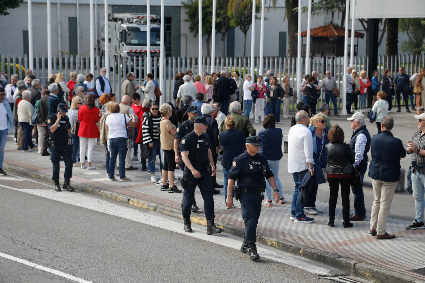 Largas colas en Gijón para el mitin de Pedro Sánchez